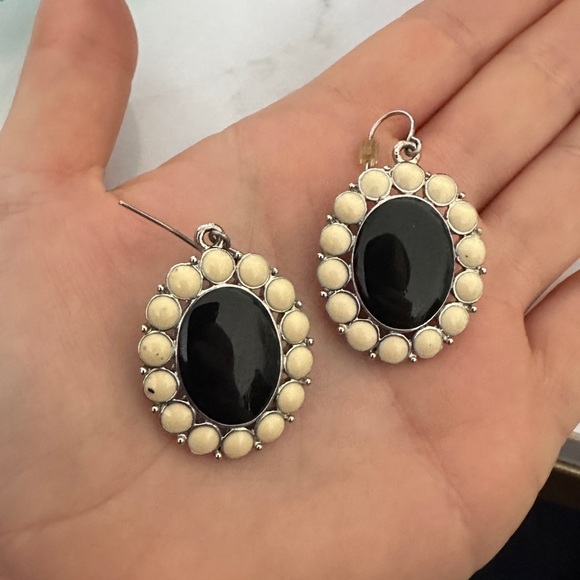 Black and Cream Necklace and Earring Set - Picture 5 of 6